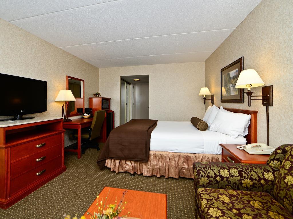 Ramada By Wyndham Plymouth Hotel & Conference Center Экстерьер фото