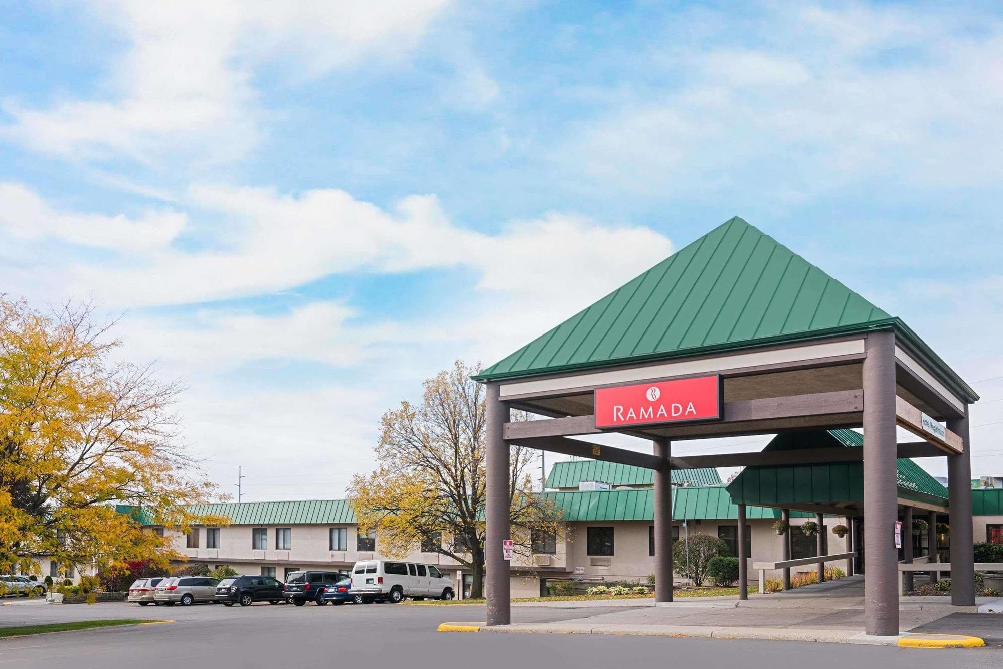Ramada By Wyndham Plymouth Hotel & Conference Center Экстерьер фото