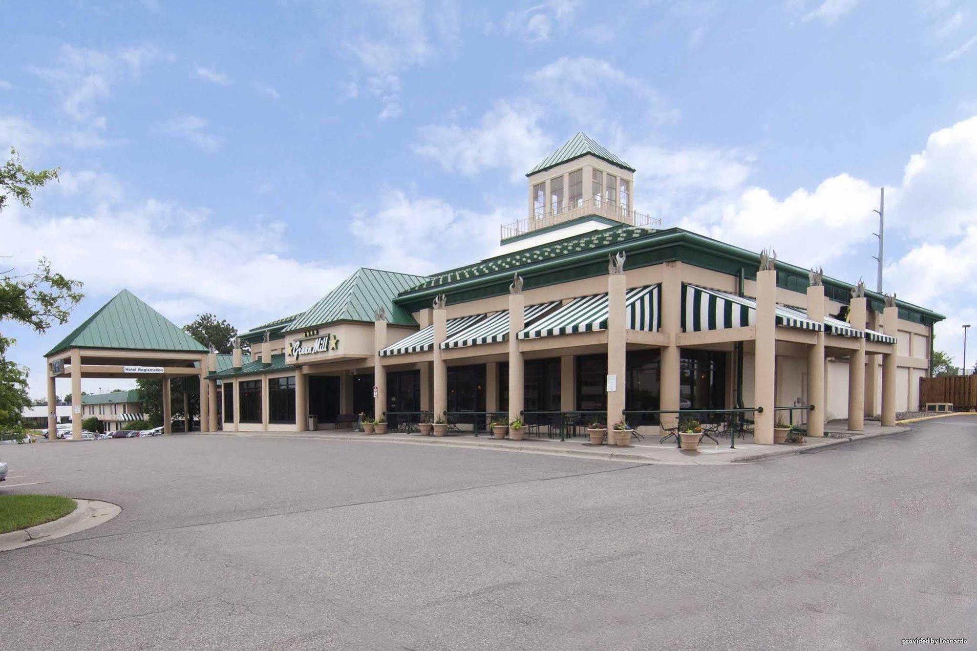 Ramada By Wyndham Plymouth Hotel & Conference Center Экстерьер фото