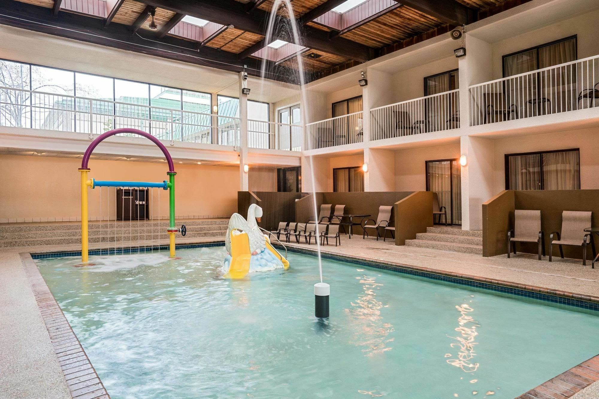 Ramada By Wyndham Plymouth Hotel & Conference Center Экстерьер фото