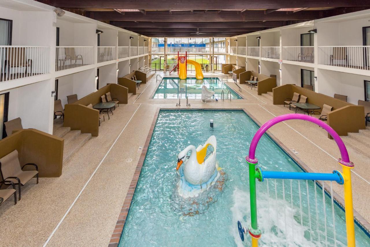 Ramada By Wyndham Plymouth Hotel & Conference Center Экстерьер фото