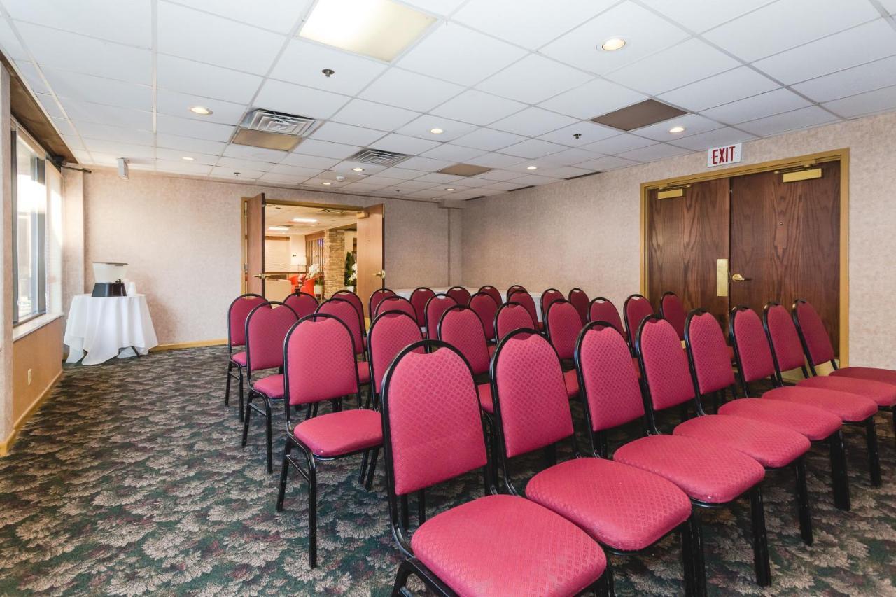 Ramada By Wyndham Plymouth Hotel & Conference Center Экстерьер фото