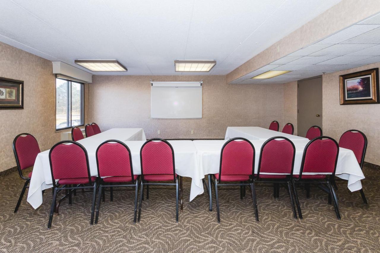 Ramada By Wyndham Plymouth Hotel & Conference Center Экстерьер фото
