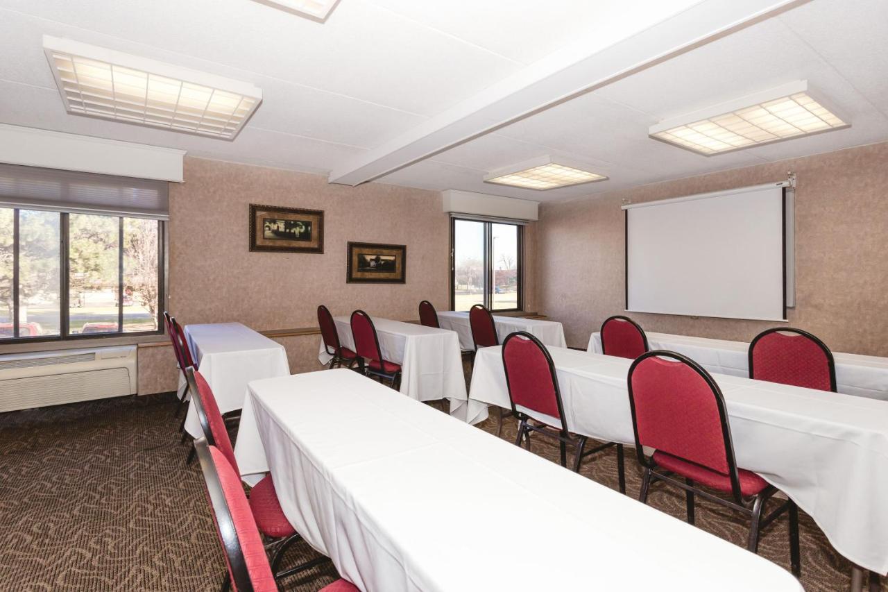 Ramada By Wyndham Plymouth Hotel & Conference Center Экстерьер фото