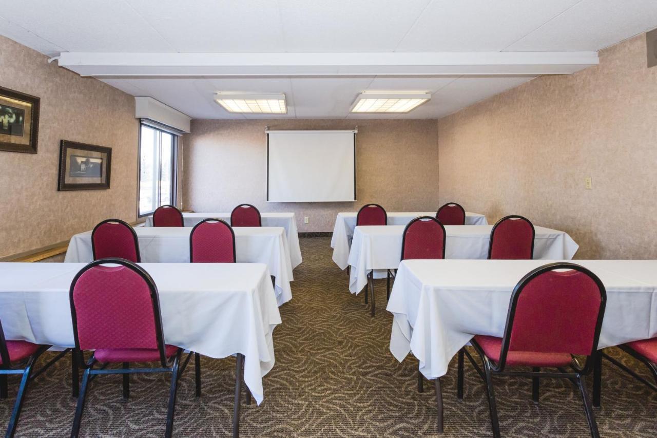Ramada By Wyndham Plymouth Hotel & Conference Center Экстерьер фото