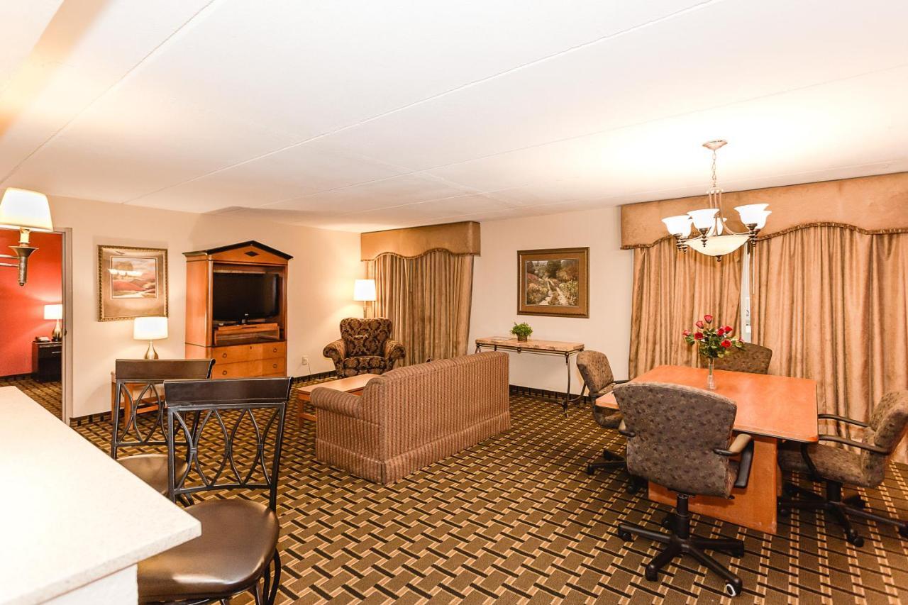 Ramada By Wyndham Plymouth Hotel & Conference Center Экстерьер фото