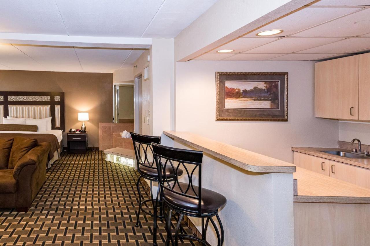 Ramada By Wyndham Plymouth Hotel & Conference Center Экстерьер фото