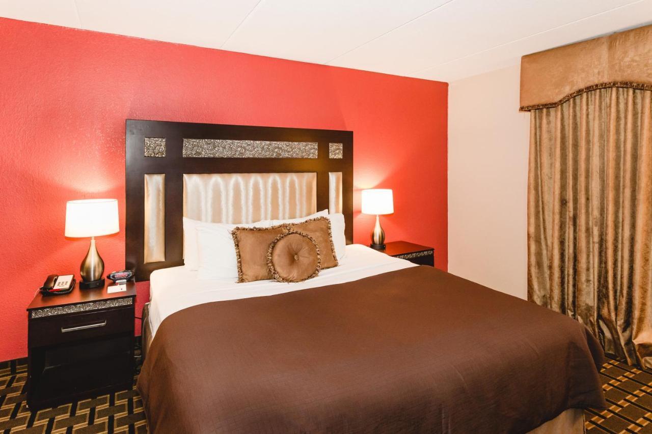 Ramada By Wyndham Plymouth Hotel & Conference Center Экстерьер фото